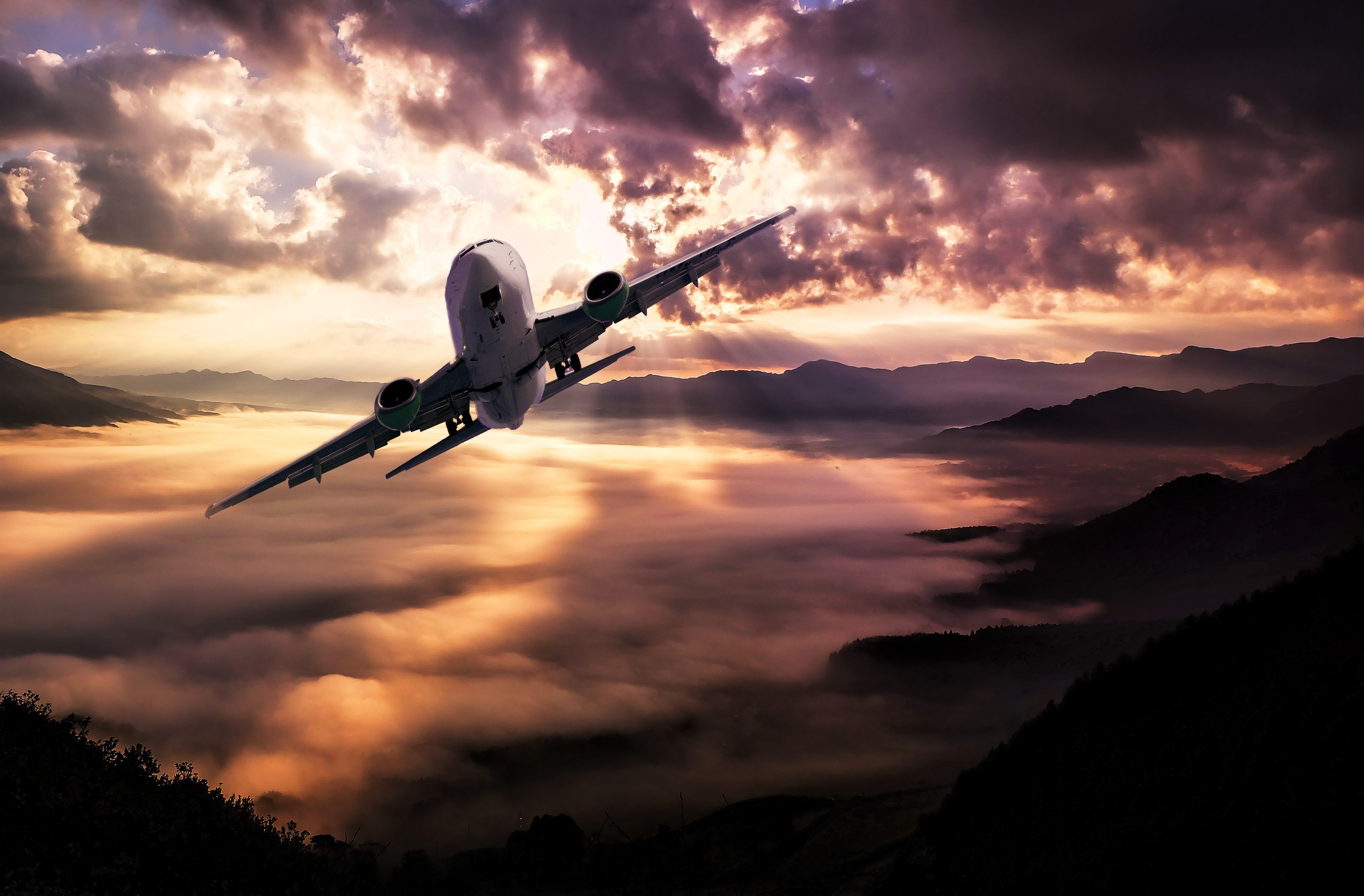 Стремительный полет самолета. Самолет над горами. Самолет в горах. Самолет в небе. Пейзаж с самолетом.